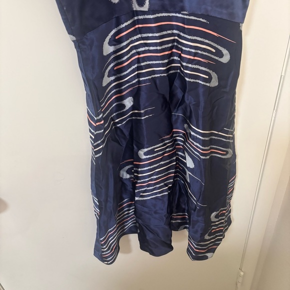Coreylynn Carter blue satin abstract retro print flutter sleeve dress size 4 - Picture 10 of 11